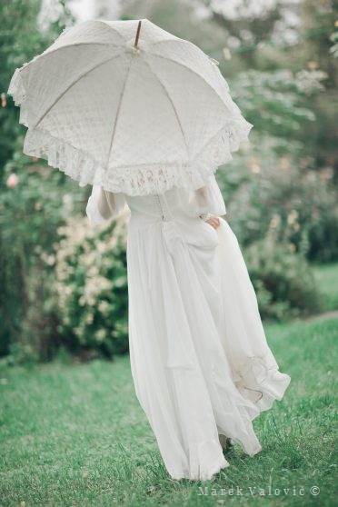 Braut mit Sonnenschirm