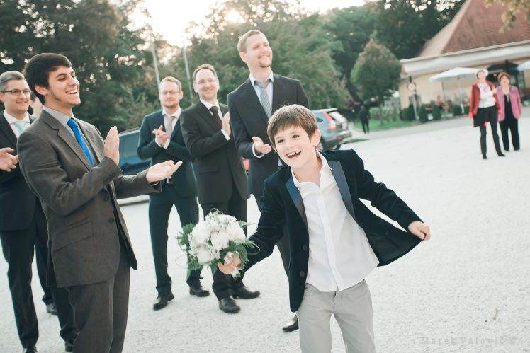 glücklicher Junge Blumenstrauß Wien Hochzeit