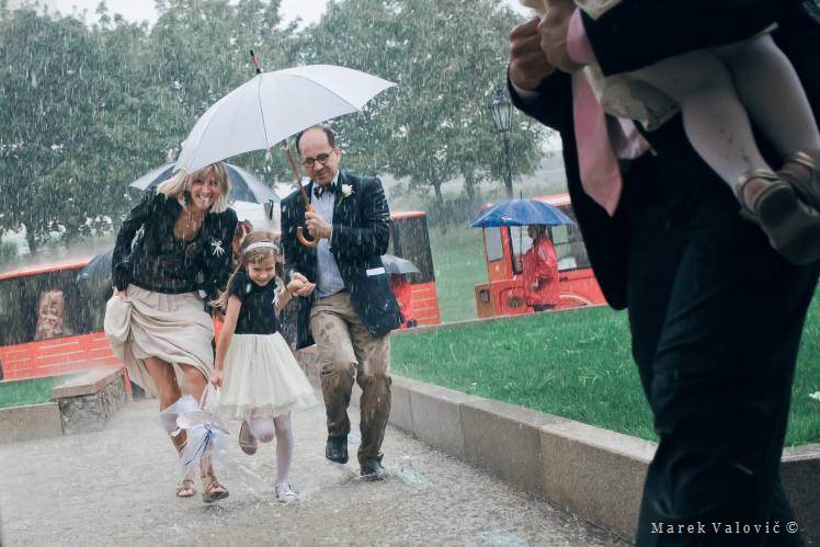 candid wedding photography best moment | rainy wedding