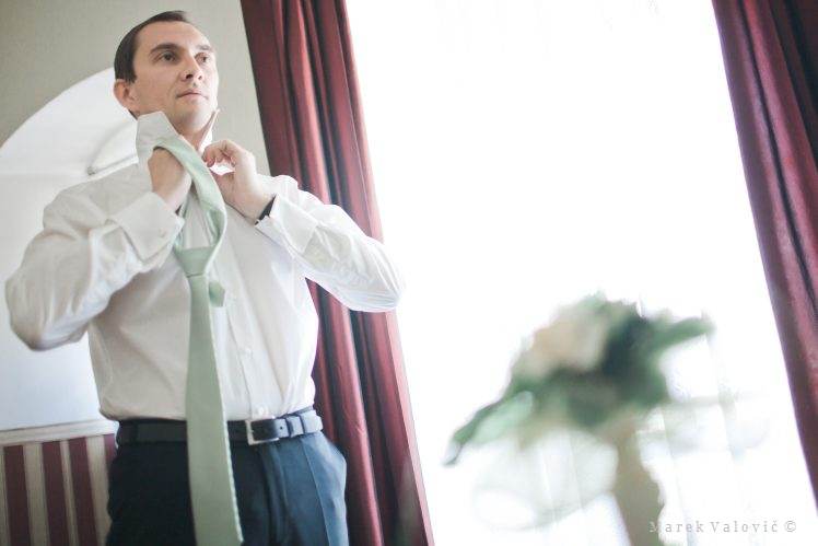groom tie the tie