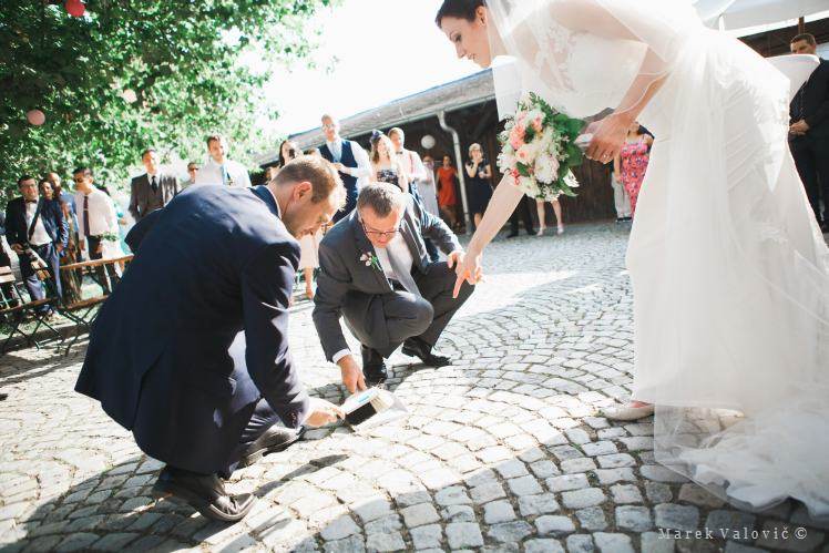 wedding habits and tradition Austria - broken caps