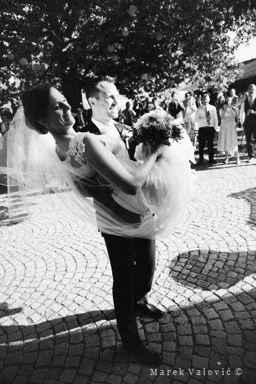 wedding habits and traditions Austria - bride lifted on groom's hands