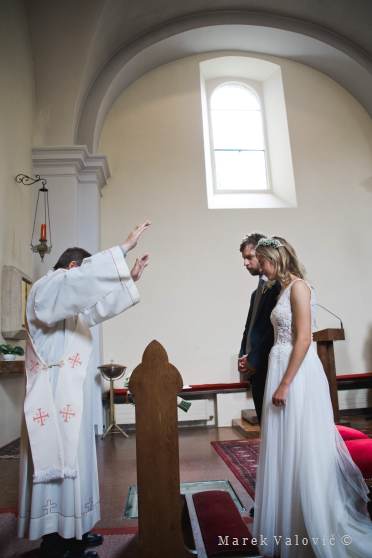 Priester bei der Hochzeit kirchlichetrauung 
