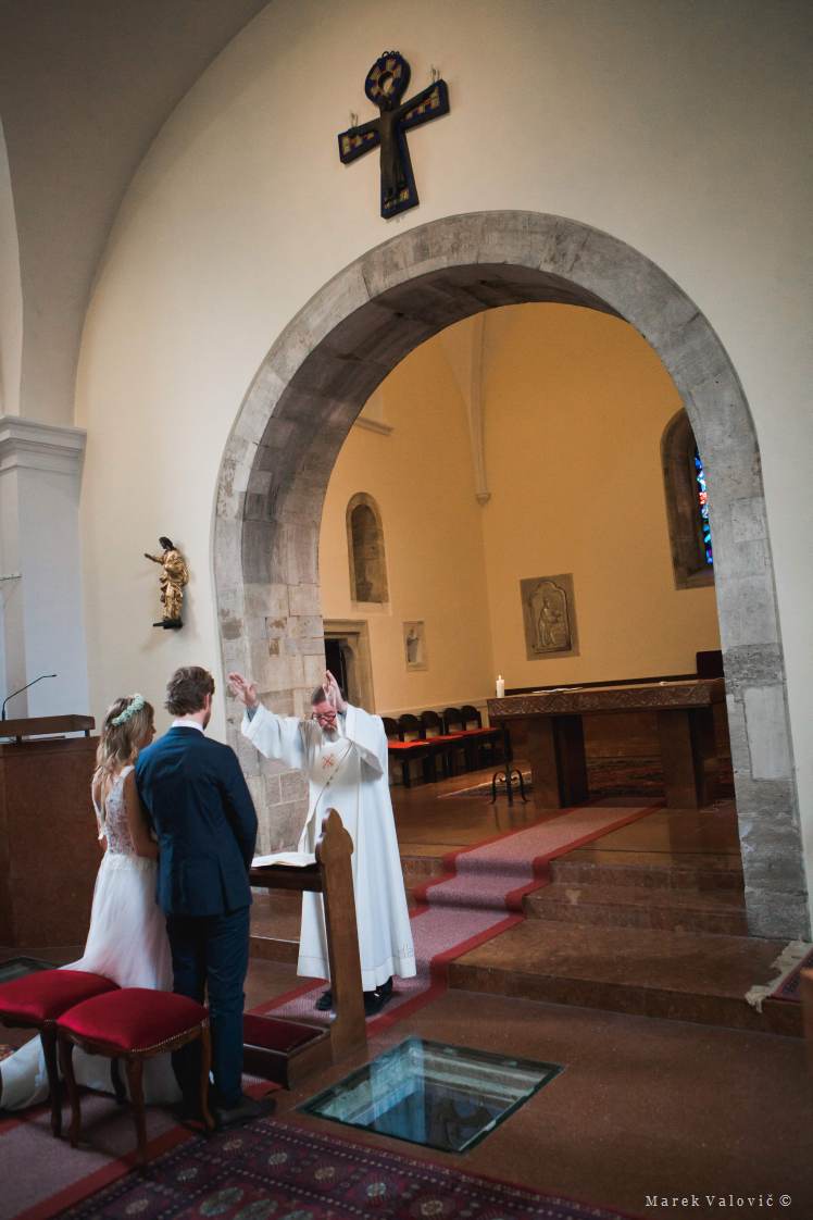 Wien St Jakob kirche Hochzeitszeremonie Priester bei der Hochzeit kirchlichetrauung