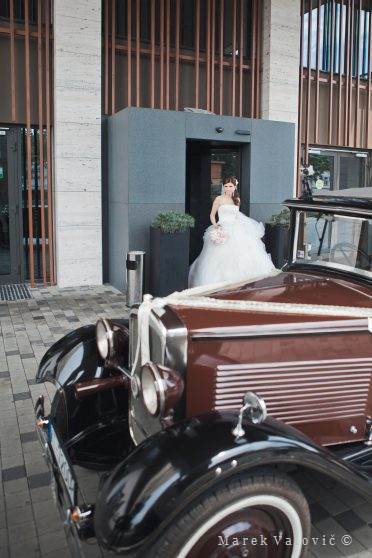 bride and brown oldtimer car