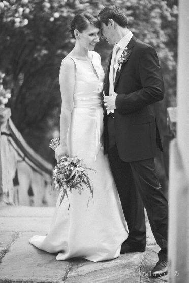 Štylizovaná umelecká čiernobiela svadobná portrétna fotografia