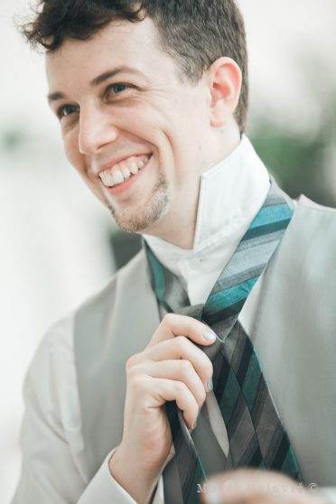 Prípravy ženícha na svadbu viazanie kravaty