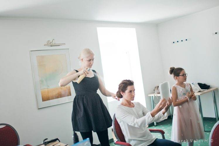 Prípravy nevesty na svadbu kontrola make-up profesionálny kaderník na svadbe