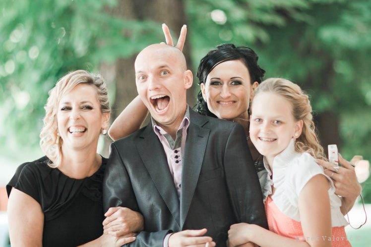 Veselé skupinové fotografie zo svadby
