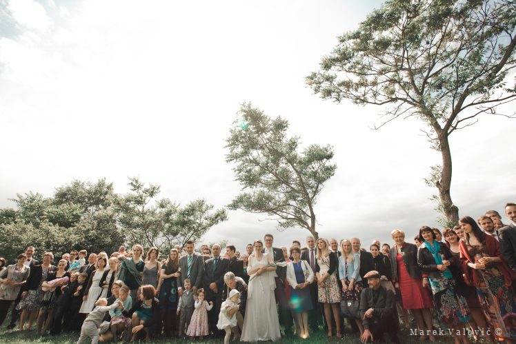 Skupinová fotografia zo svadby