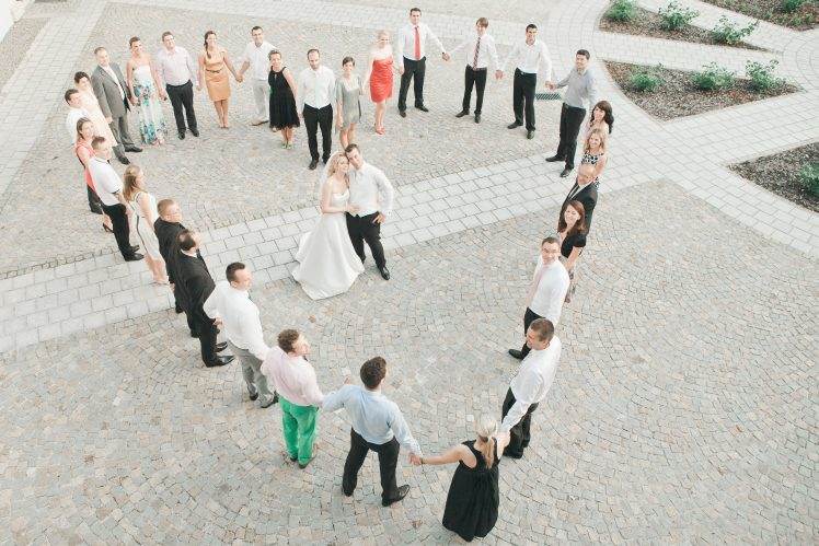 Tradičné skupinové foto na svadbe srdce na nádvorí 
