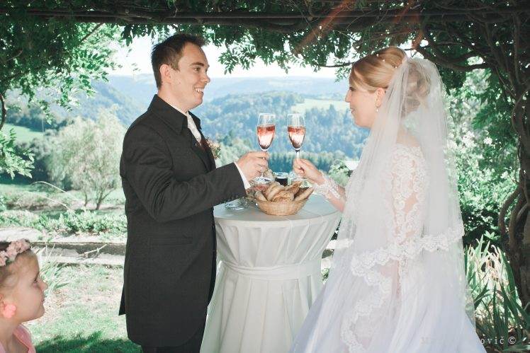 Šampanké na svadbe svadobná recepcia ženích a nevesta si pripíjajú