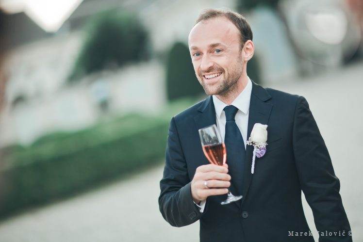Ženích a alkohol červené šampanské svadobná recepcia