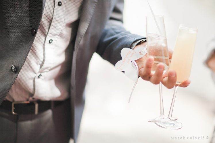Chladené nápoje drinky na svadbe občerstvenie na svadobnej recepcii