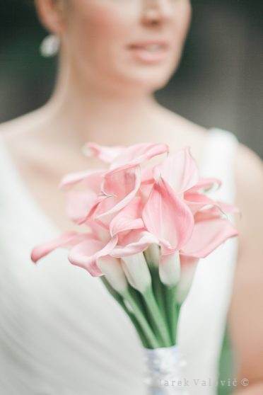 Ružová kala vo svadobnej kytici