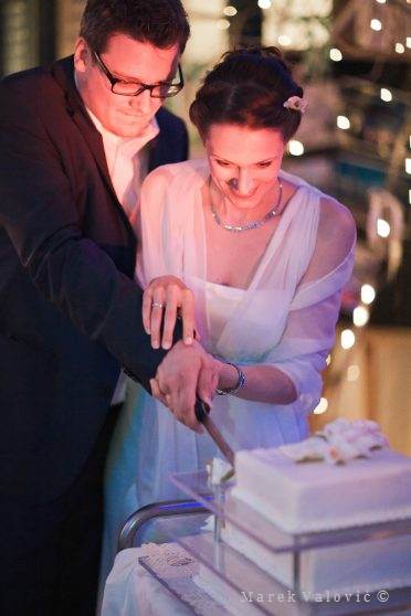 Zvyk na svadbe spoločné krájanie torty nožom mladomanželia