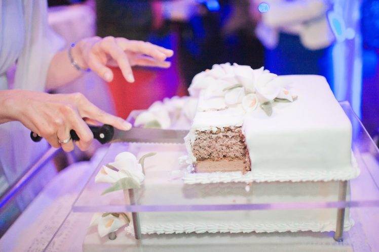 Štvorcová svadobná torta krájanie ako svadobný zvyk