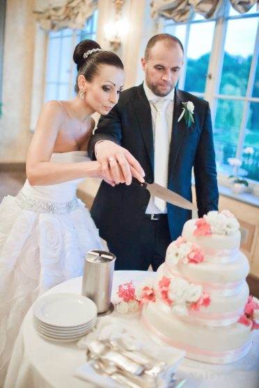 Svadobné zvyky a tradície krájanie torty elegantná svadba