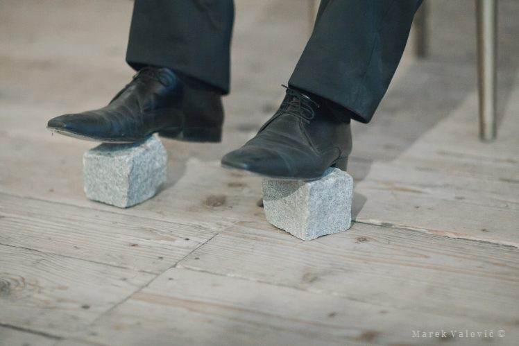 Netradičný svadobný zvyk čistenie topánok ženíchovi čakanie Rakúsko