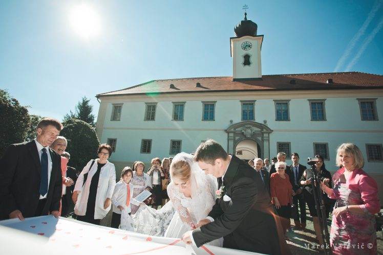 Svadobné zvyky vo svete Rakúsko - strihanie srdca manikúrovými nožničkami z bielej posteľnej plachty