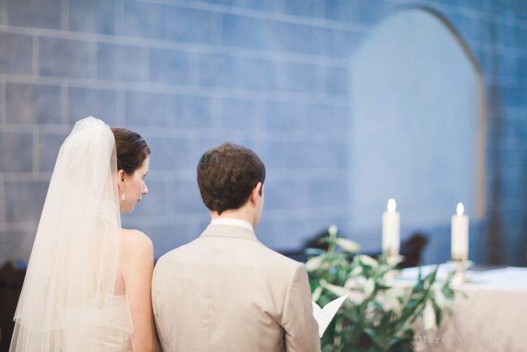 Nevesta so ženíchom pri cirkevnom svadobnom obrade