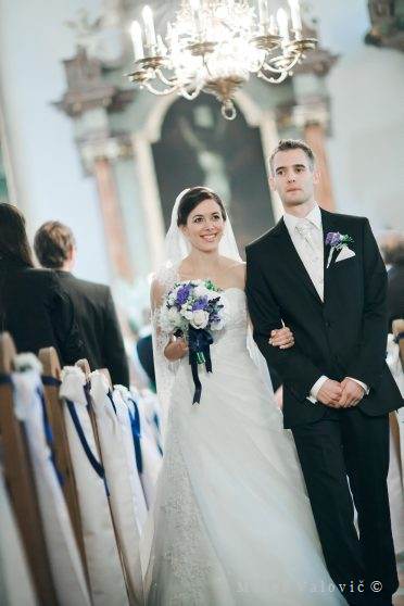Šťastný novomanželia opúšťajú kostol po obrade