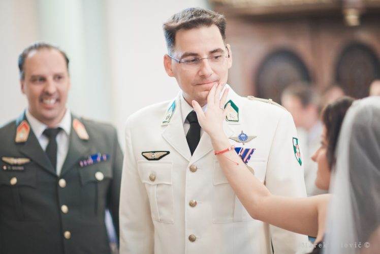 Vojenská svadba cirkevný obrad ženích v bielej uniforme