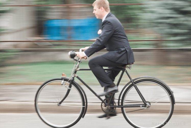 Ženích ide na bicykli štýlový odvoz na svadbu